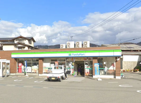 ファミリーマート 三次市役所前店　徒歩5分
