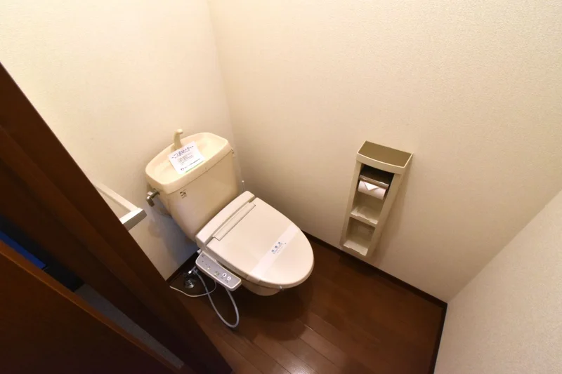 温水暖房便座付きで人気の設備有！　トイレブラシや洗剤なども標準品で清潔に保てます。