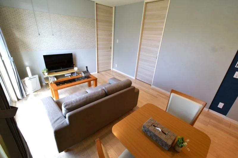 ソファ付きで　広々　ダイニングテーブルとイスもあり　ビジネスへのパソコン利用・勉強にも最適で　食事もゆっくりとお過ごしできます！