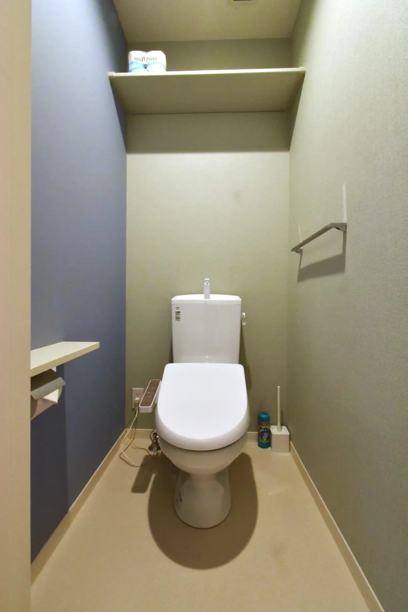 温水暖房便座付きで人気設備あり！　トイレブラシや洗剤などもご用意しております。