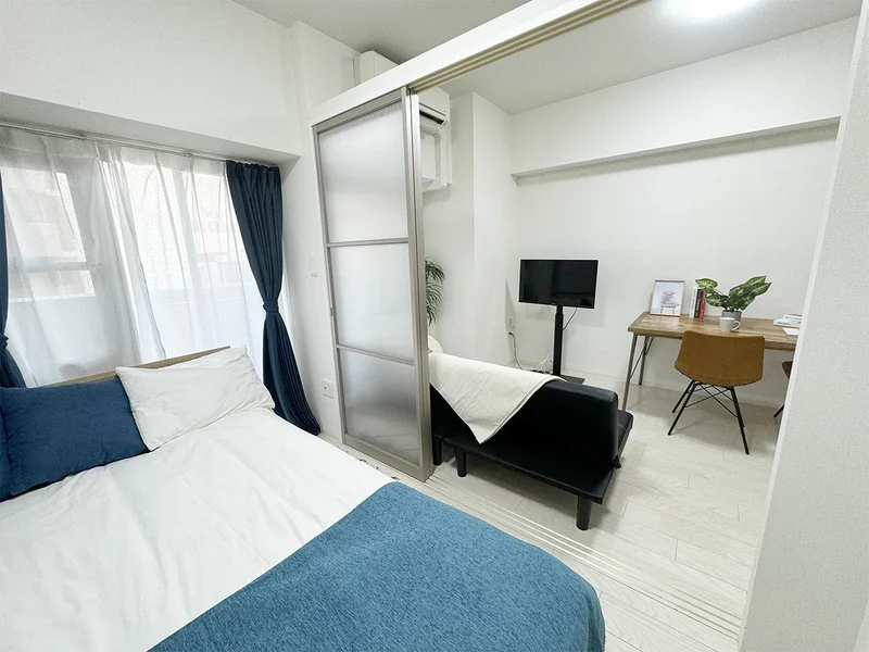 写真はお部屋のイメージです。ラグなどの室内装飾はございません。