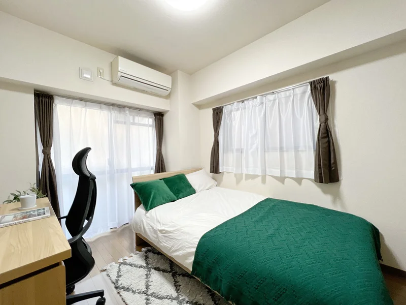 写真はお部屋のイメージです。ラグなどの室内装飾はございません。