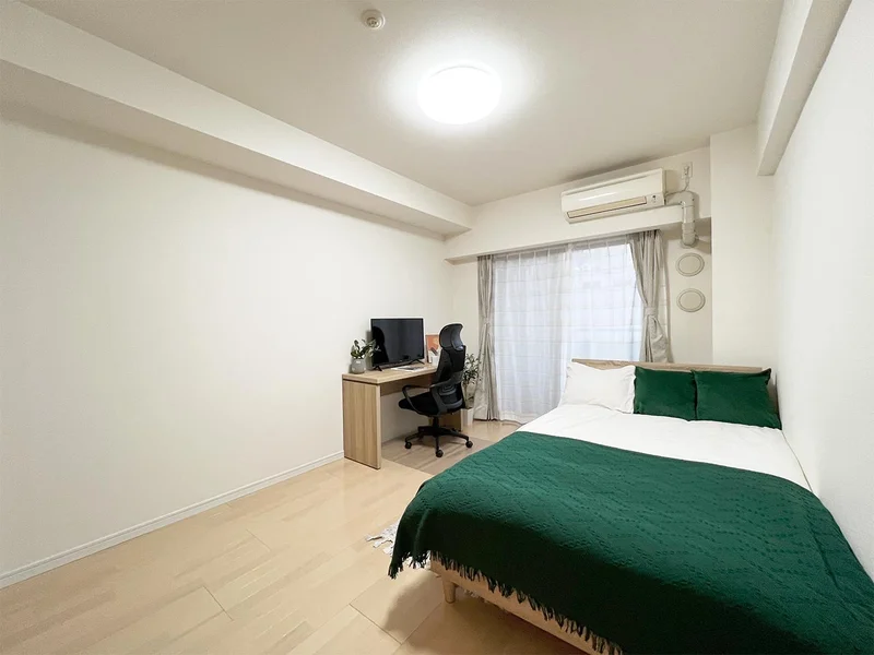 写真はお部屋のイメージです。ラグなどの室内装飾はございません。