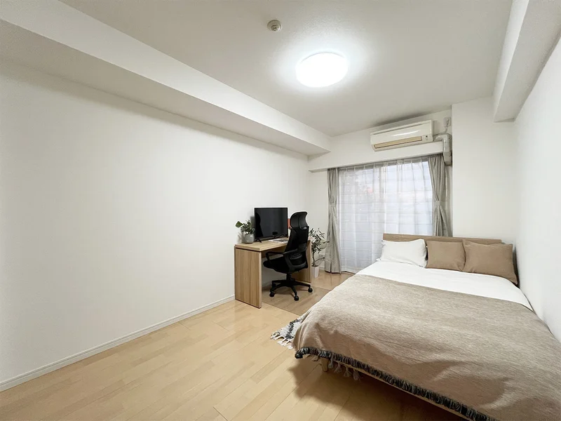 写真はお部屋のイメージです。ラグなどの室内装飾はございません。