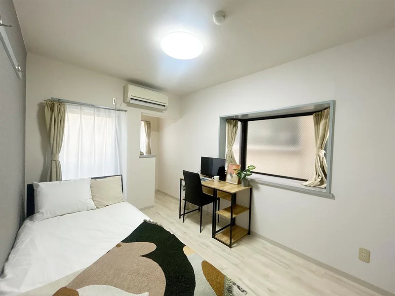 写真はお部屋のイメージです。ラグなどの室内装飾はございません。