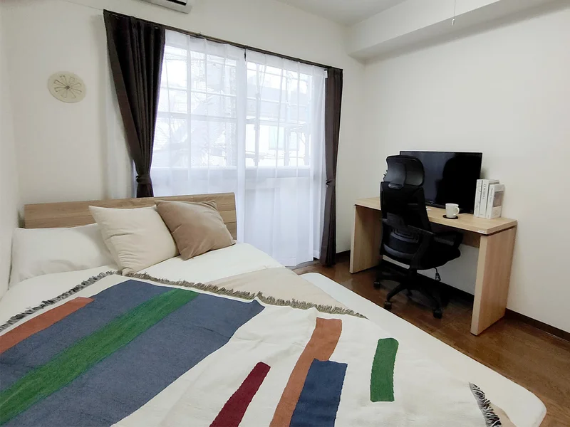 写真はお部屋のイメージです。ラグなどの室内装飾はございません。