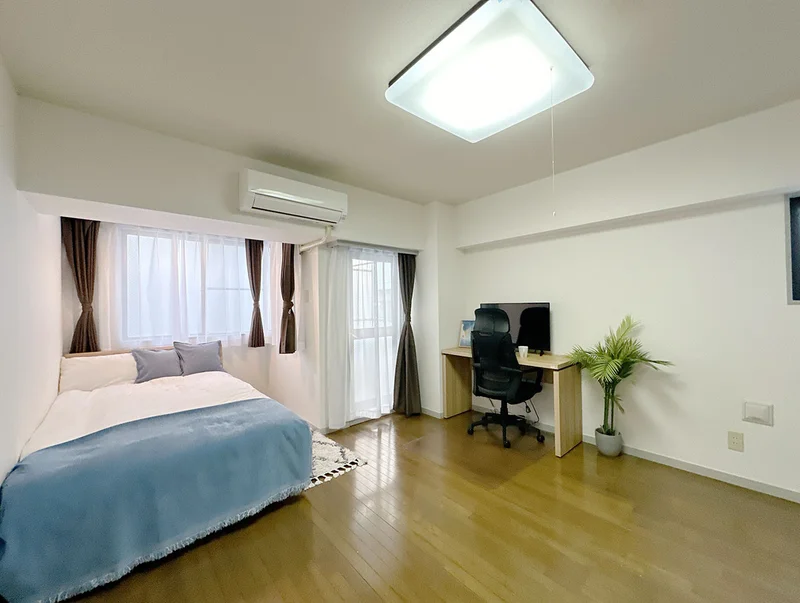 写真はお部屋のイメージです。ラグなどの室内装飾はございません。