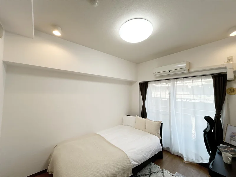 写真はお部屋のイメージです。ラグなどの室内装飾はございません。