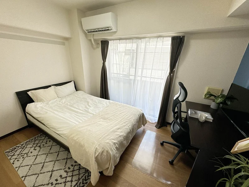 写真はお部屋のイメージです。ラグなどの室内装飾はございません。