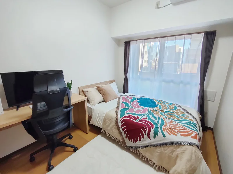 写真はお部屋のイメージです。ラグなどの室内装飾はございません。