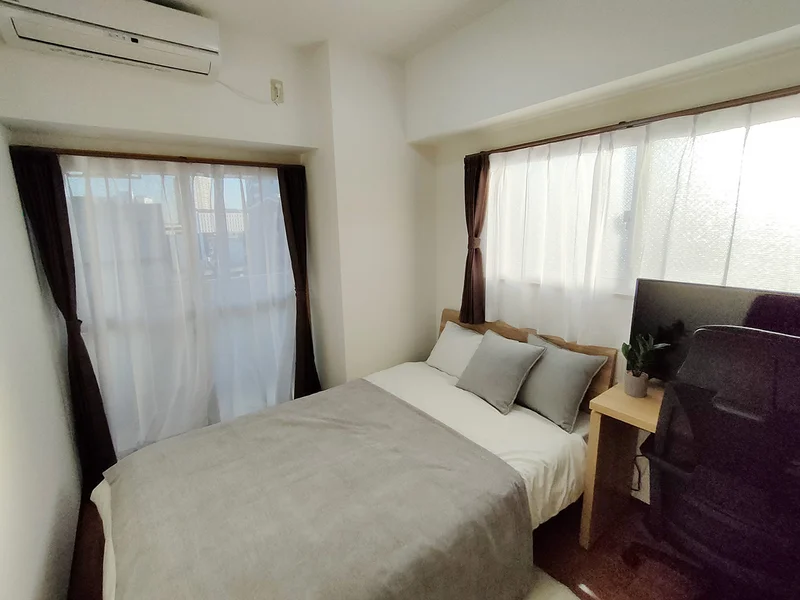 写真はお部屋のイメージです。ラグなどの室内装飾はございません。