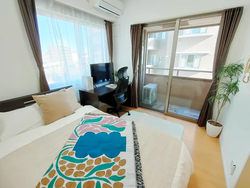 写真はお部屋のイメージです。ラグなどの室内装飾はございません。