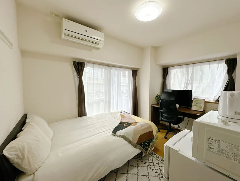 写真はお部屋のイメージです。ラグなどの室内装飾はございません。