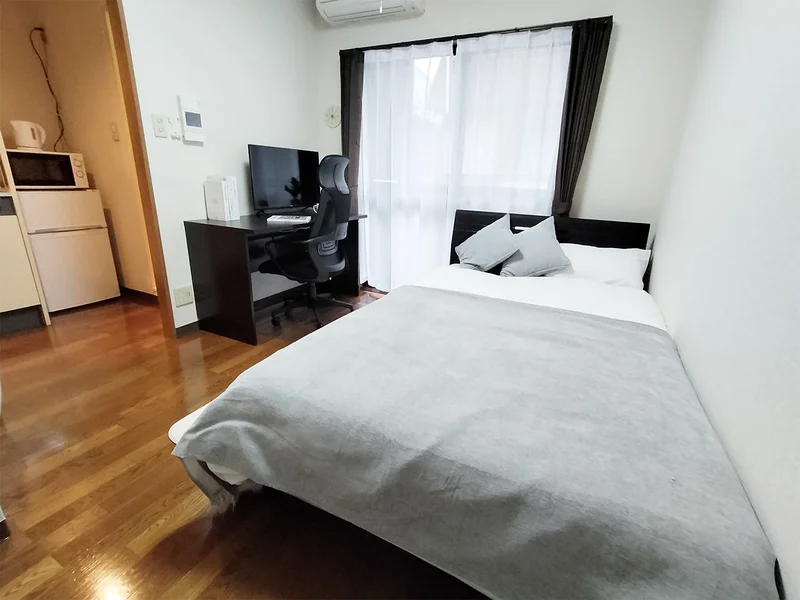 写真はお部屋のイメージです。ラグなどの室内装飾はございません。