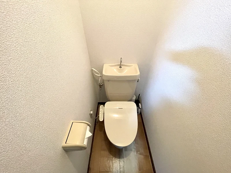 清潔感あふれる独立型の温水洗浄便座付きトイレ。バス・トイレ別（セパレート）構造は、長期滞在において最も重視される衛生条件を完璧にクリアしています。