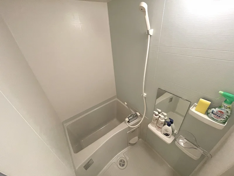 マンスリーマンション選びで妥協したくないのが「バス・トイレ別」のクオリティ。このお部屋は、一日の緊張を解きほぐすのに十分な広さと、清潔感あふれるタイル使いが特徴です。さらに、オプションで選択可能な「塩素除去・美肌効果シャワーヘッド」を導入すれば、出張中のセルフケアも万全。ビジネスの戦地から戻り、湯船に浸かってリセットする時間は、翌日のパフォーマンスを最大化させる最高の投資になります