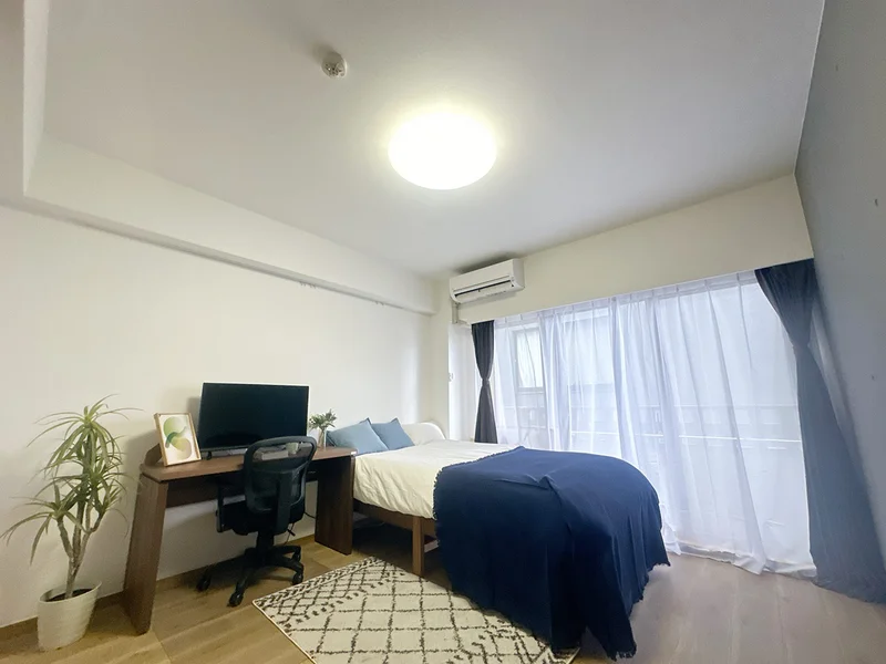 写真はお部屋のイメージです。ラグなどの室内装飾はございません。