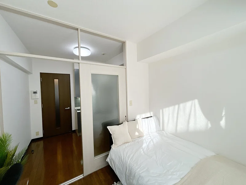 写真はお部屋のイメージです。ラグなどの室内装飾はございません。