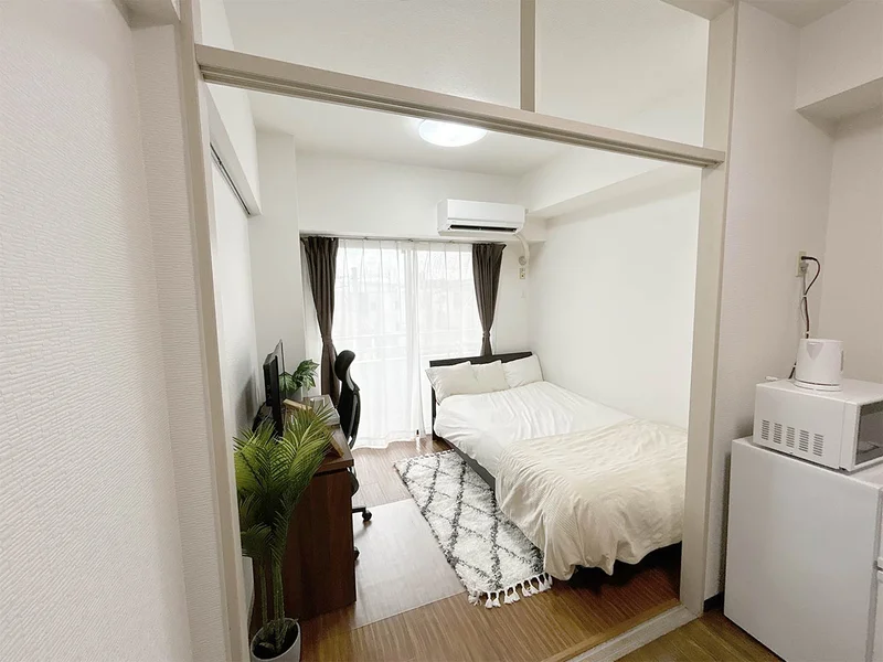 写真はお部屋のイメージです。ラグなどの室内装飾はございません。