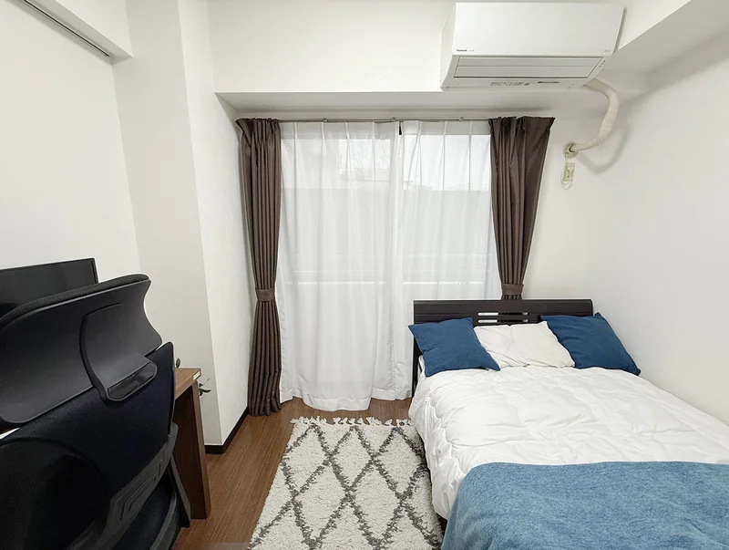 写真はお部屋のイメージです。ラグなどの室内装飾はございません。