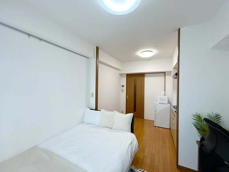 写真はお部屋のイメージです。ラグなどの室内装飾はございません。