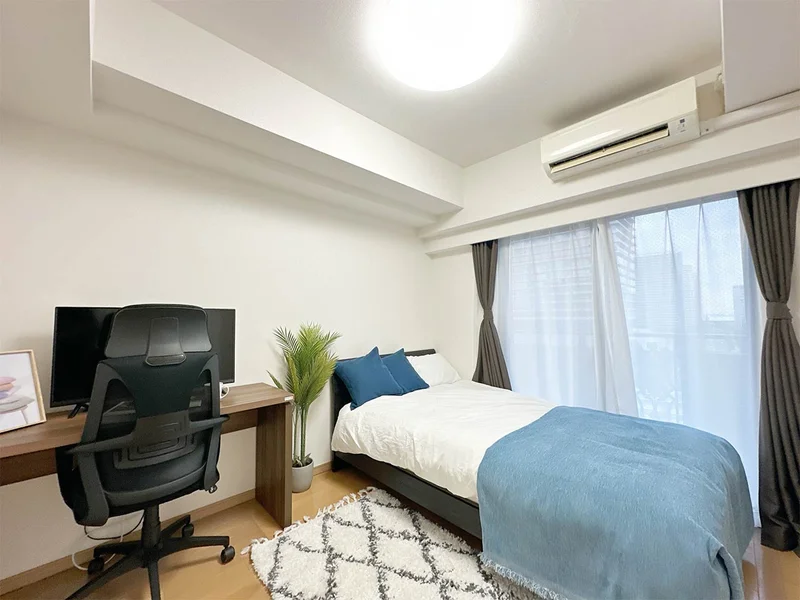 写真はお部屋のイメージです。ラグなどの室内装飾はございません。