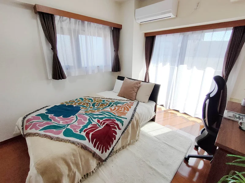 写真はお部屋のイメージです。ラグなどの室内装飾はございません。