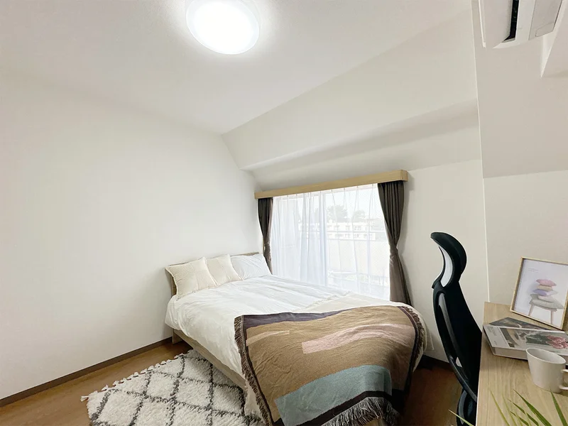 写真はお部屋のイメージです。ラグなどの室内装飾はございません。