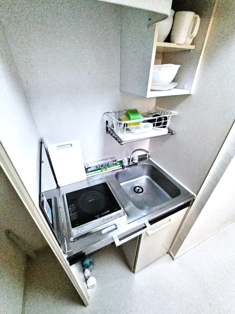 IH1口システムキッチン！　調理器具や食器類、スポンジや洗剤など取り揃えておりますので　長期滞在でも自炊できて健康的！