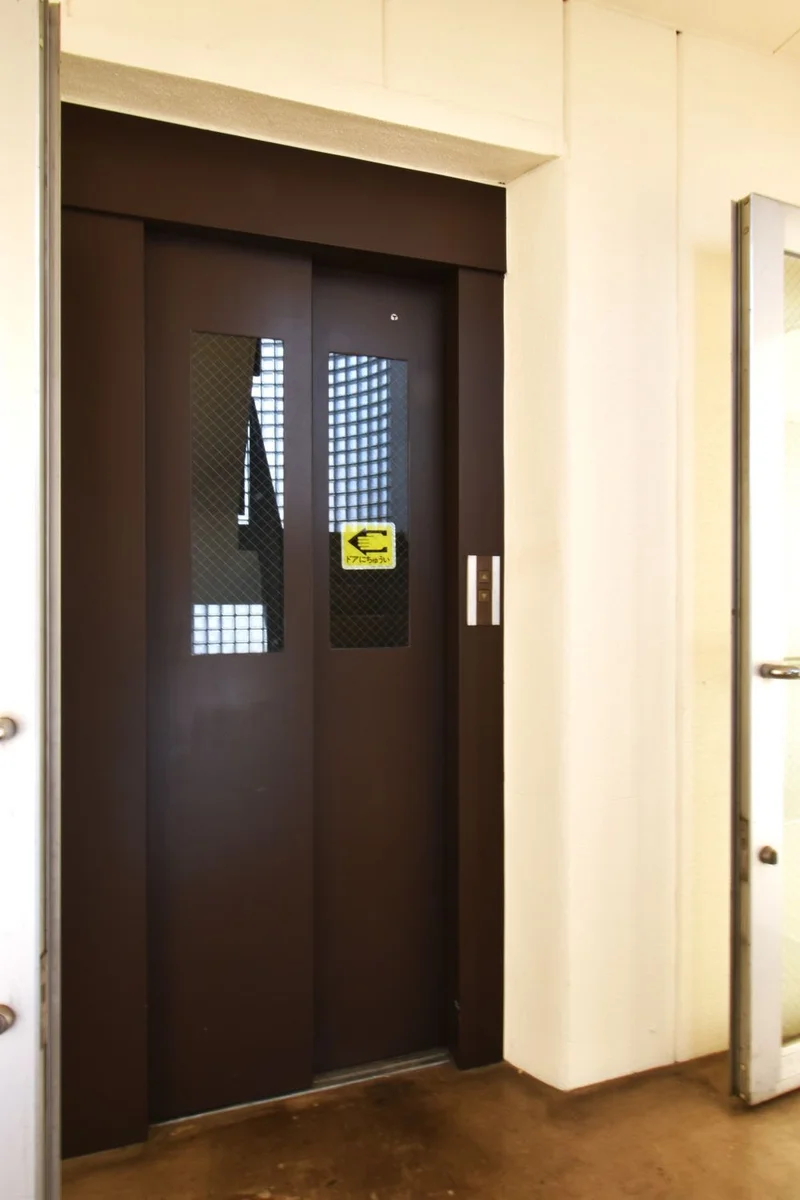 エレベーター付　移動に便利なので幅広い年代の方に快適にお使いいただけます！※植木と額とクッションなどは写真用です。