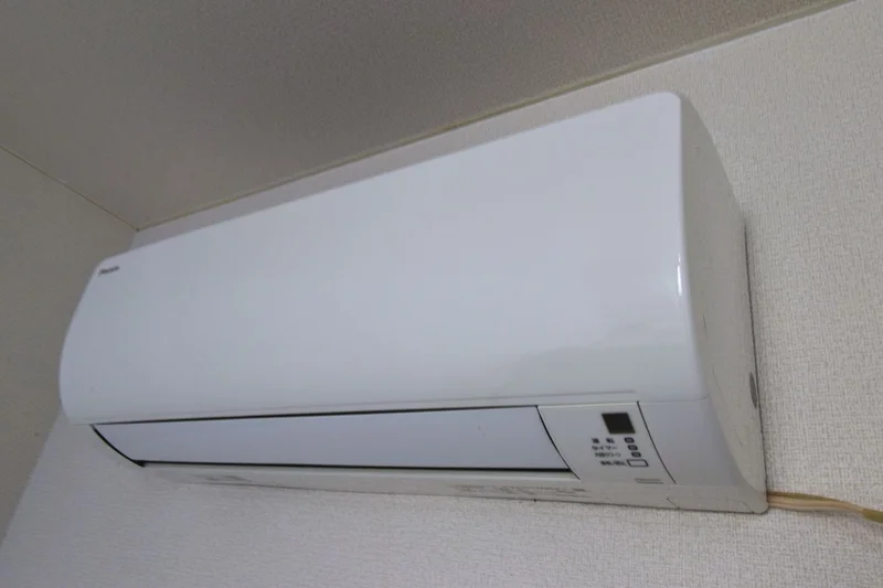 エアコン付き！　冷暖房調整可能で夏場、冬場関係なく快適な室温でお過ごしいただけます。