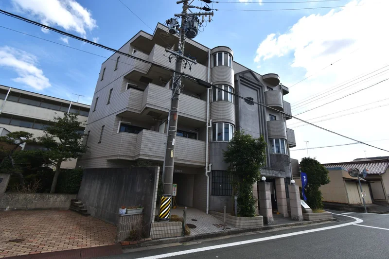車移動可能に駐車場完備！　小池駅より徒歩圏内でスーパーや飲食店など近くにあり　愛知大学へもアクセス良好！