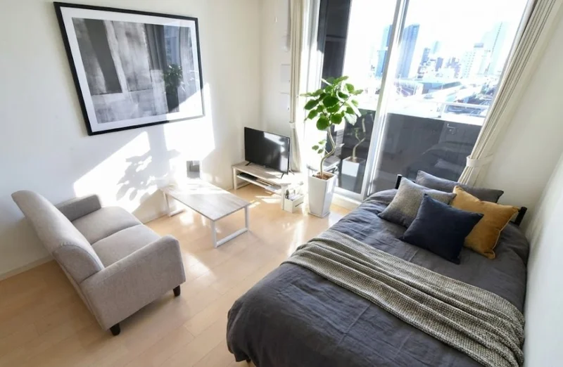 立地・クオリティ申し分なしのマンスリー、このクオリティでホテルよりもかなり割安な物件！　白を基調とした明るく爽やかなお部屋！※植木と額とクッションなどは写真用です。