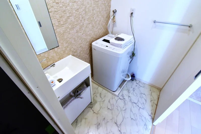 洗濯機ありで　洗濯物も無料で可能で　洗面台で歯磨きやお風呂上り・朝支度にも便利！