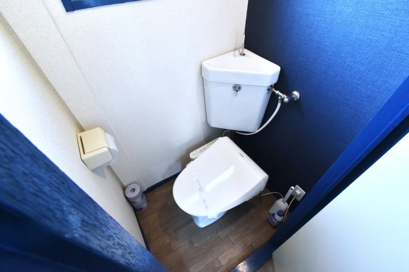 温水暖房便座付き　愛好家に嬉しい設備！　洗剤やトイレブラシ等標準品で清潔に保っていただけます。
