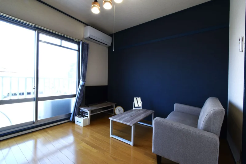 ブルーを基調としたシックなインテリアが魅力の　ソファ付き　2DKの間取りのゆったりとした物件！　