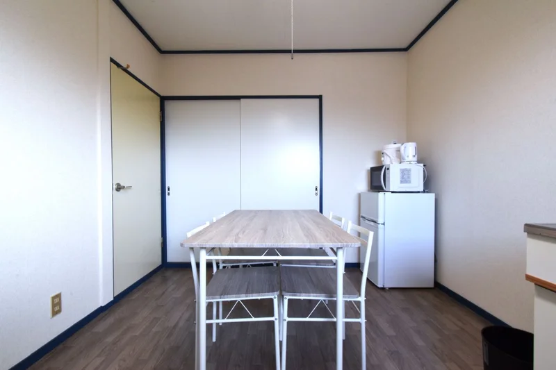 ダイニングテーブルやイスあり！　家族でテーブルを囲んで食事することも可能です！