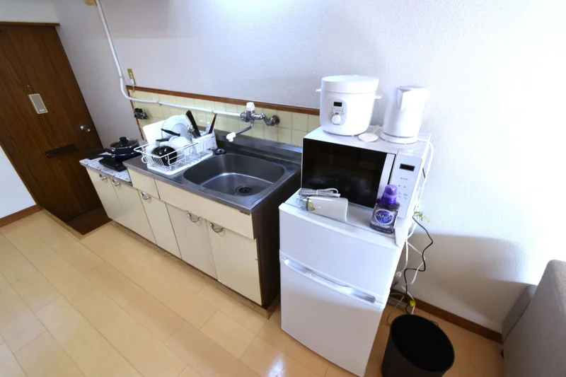 調理器具や食器類も豊富で自炊も可能！　健康面に考慮できて長期の滞在でも安心です！