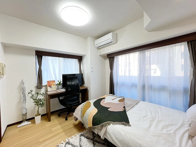 写真はお部屋のイメージです。ラグなどの室内装飾はございません。