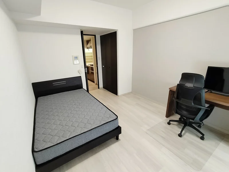 写真はお部屋のイメージです。ラグなどの室内装飾はございません。