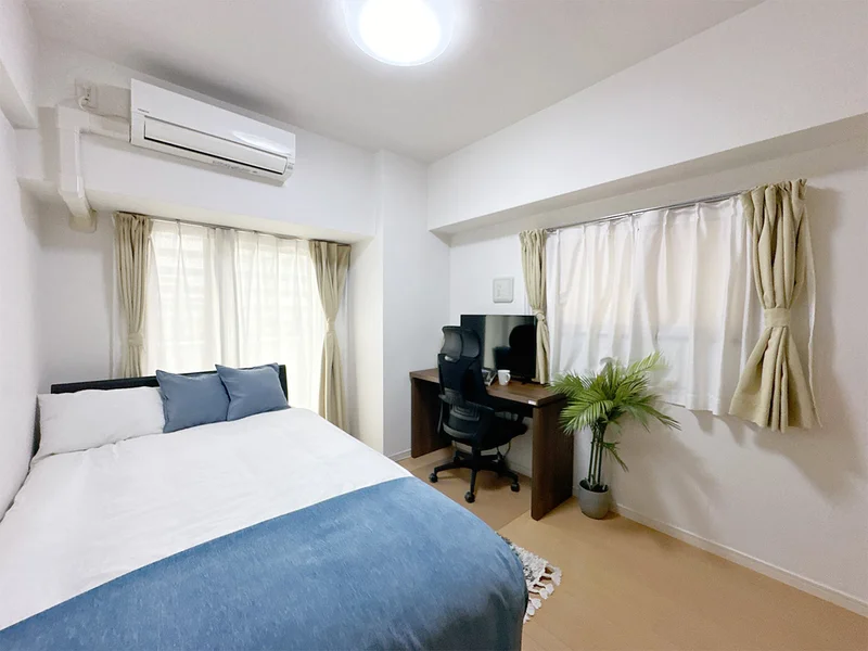 写真はお部屋のイメージです。ラグなどの室内装飾はございません。