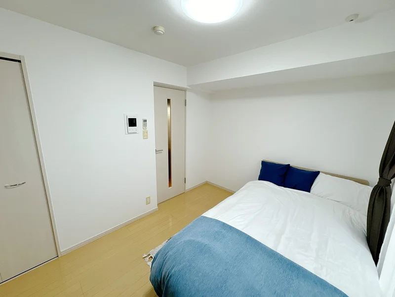 写真はお部屋のイメージです。ラグなどの室内装飾はございません。