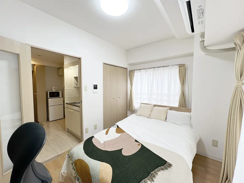 写真はお部屋のイメージです。ラグなどの室内装飾はございません。