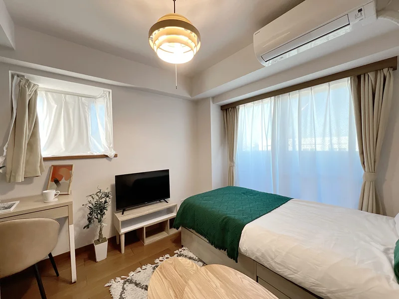 写真はお部屋のイメージです。ラグなどの室内装飾はございません。