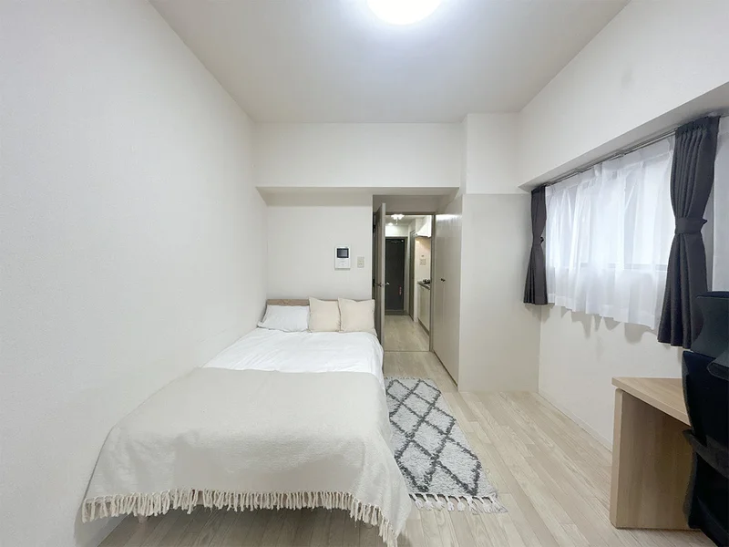 写真はお部屋のイメージです。ラグなどの室内装飾はございません。