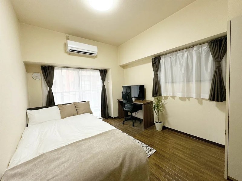 写真はお部屋のイメージです。ラグなどの室内装飾はございません。