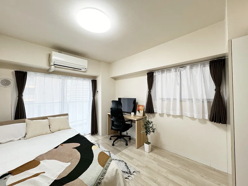 写真はお部屋のイメージです。ラグなどの室内装飾はございません。