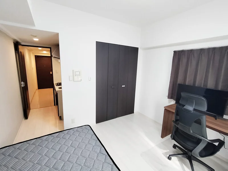 写真はお部屋のイメージです。ラグなどの室内装飾はございません。