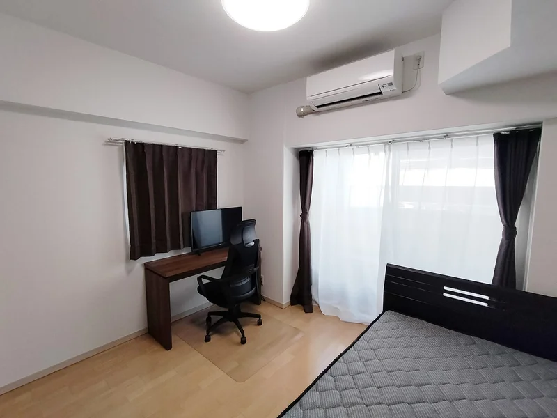 写真はお部屋のイメージです。ラグなどの室内装飾はございません。