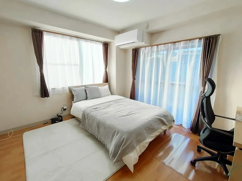 写真はお部屋のイメージです。ラグなどの室内装飾はございません。